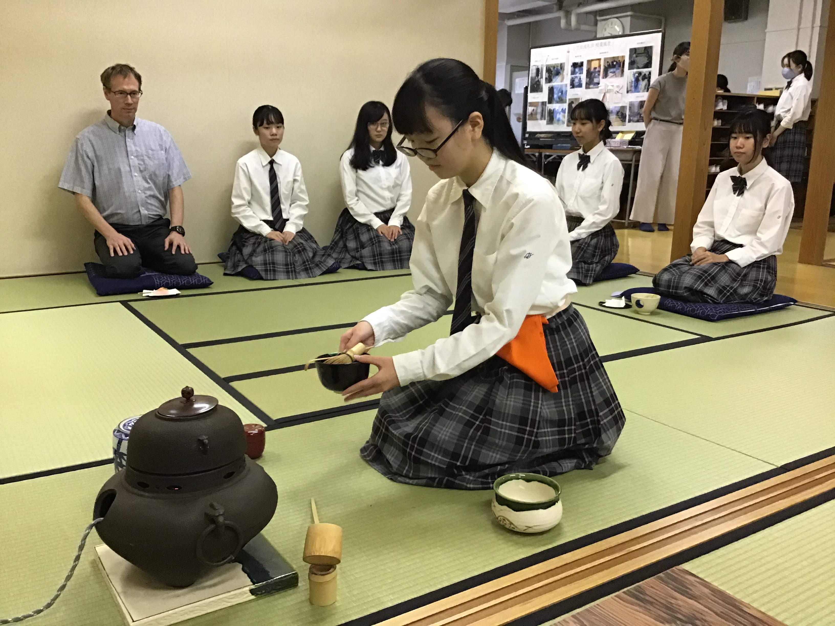 茶道部：  日本文化室でお茶会